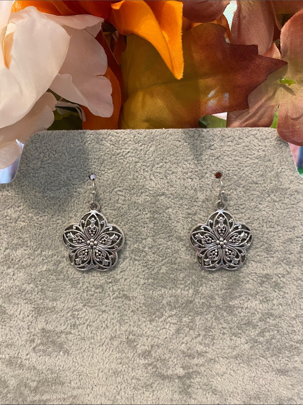 New Silver-toned Floral Earrings w/Beautiful Detailed Work…Pierced